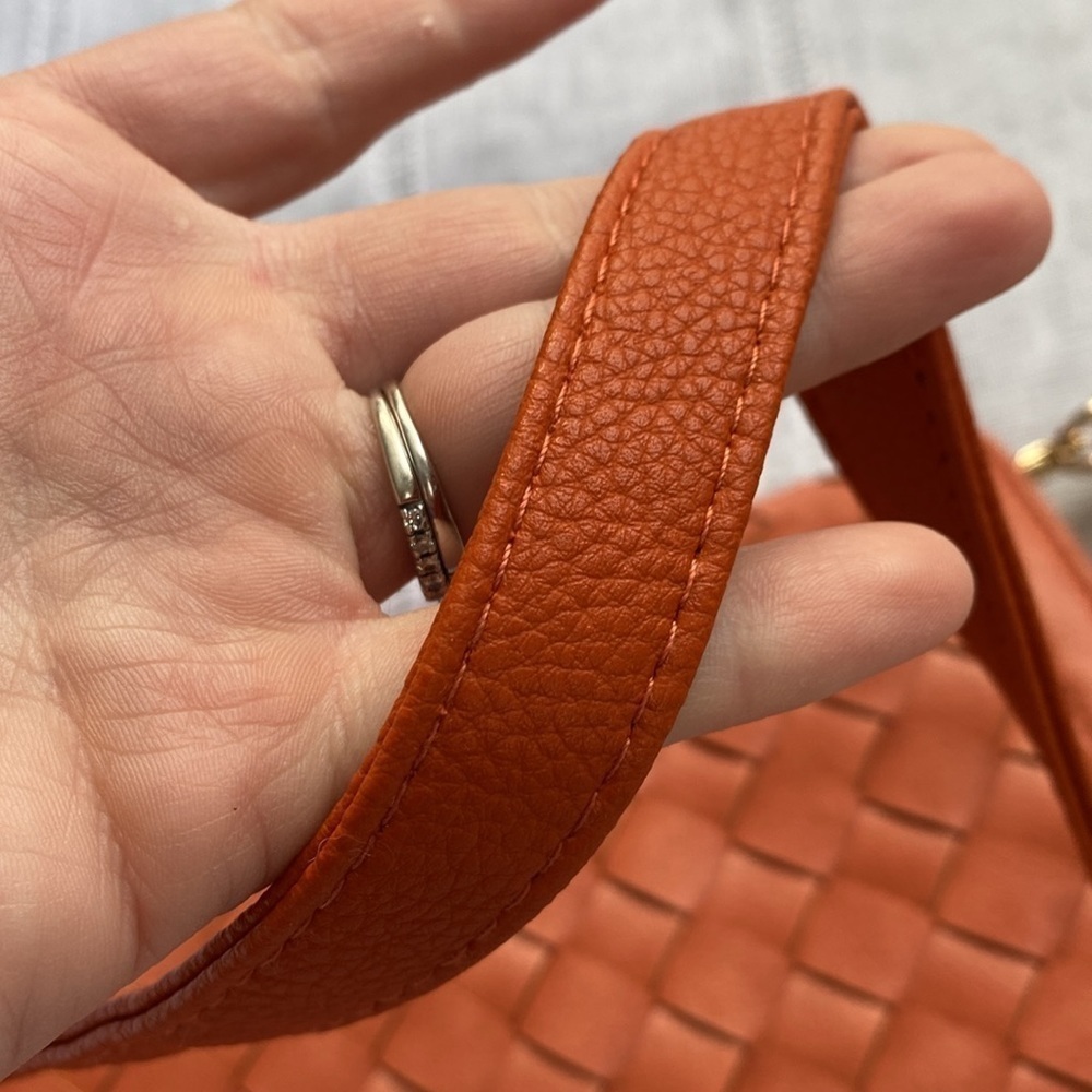 Urban Expressions  NWOT orange woven vegan shoulder bag. - Picture 11 of 12